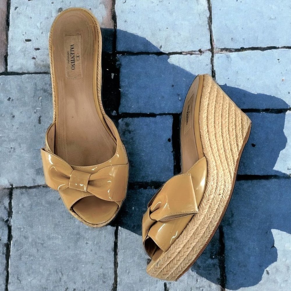 VALENTINO Camel Tan Patent Leather Bow Peep Toe Espadrille Mules Size 40